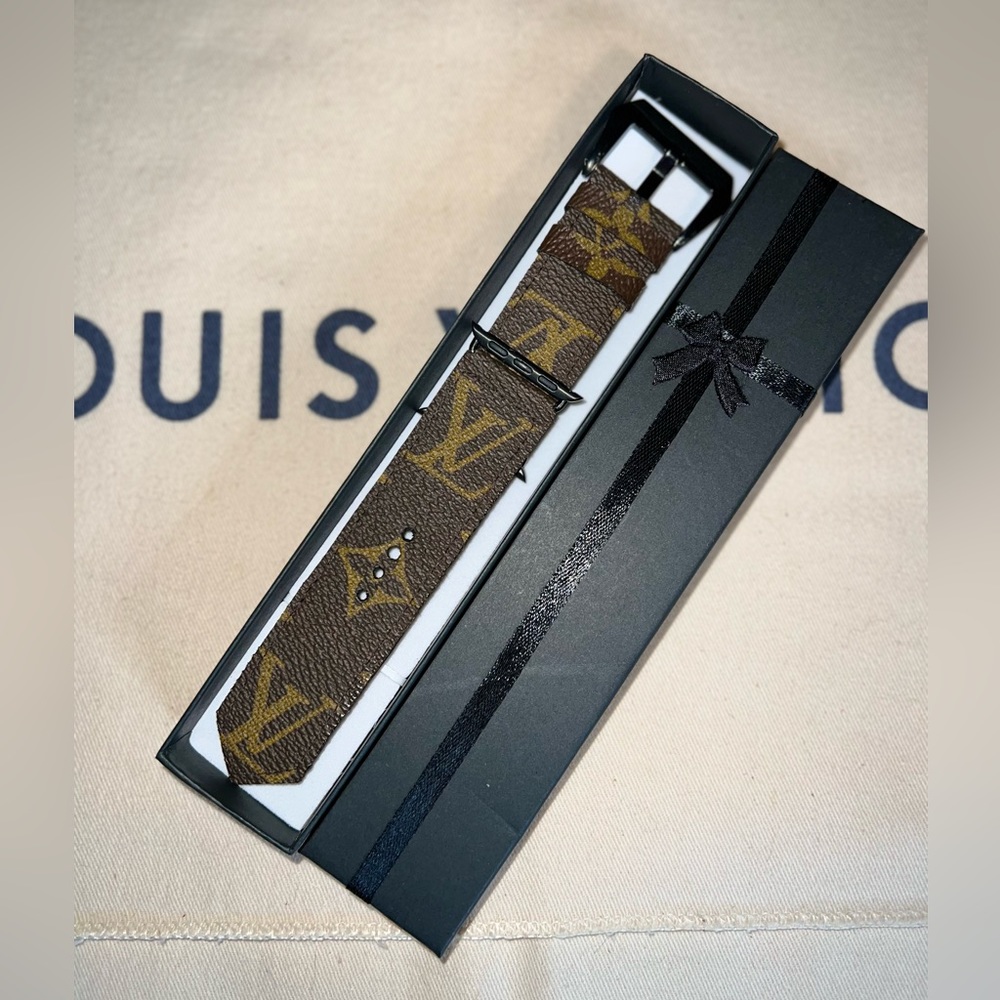 🤎 Monogram leather upcycled ♻️ Apple Watch band - Picture 10 of 14